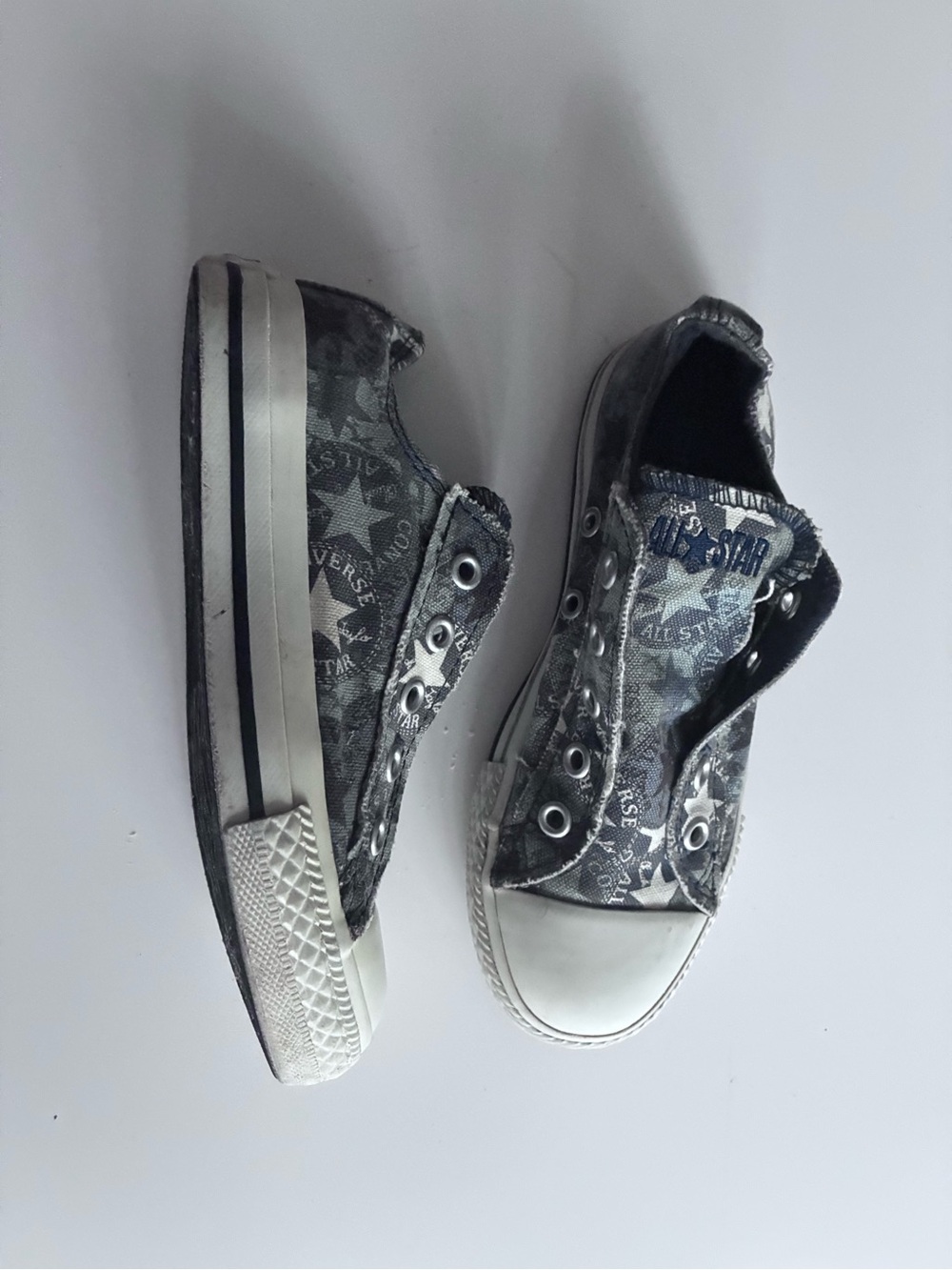 Converse Kids Low Top Sneakers in Black and Gray Star Print